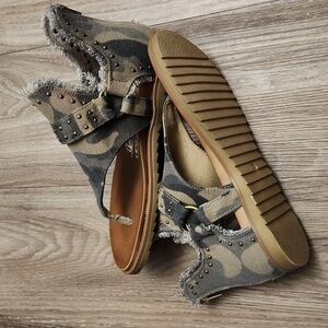 Very G Camo Sandals Zipper Back Thong Toe Studded Distressed Material  Women's 8